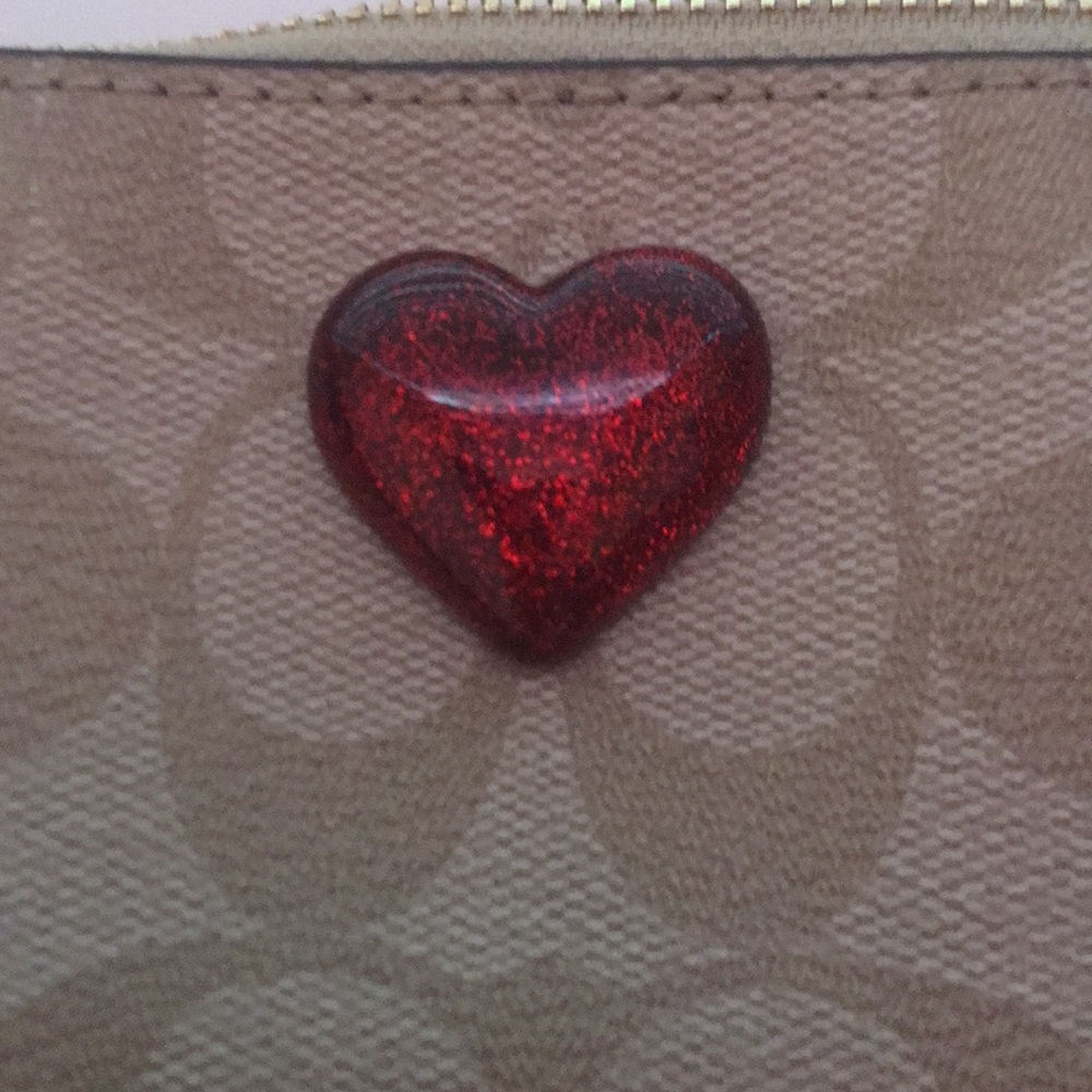 CORNER ZIP WRISTLET IN SIGNATURE CANVAS WITH HEART - Picture 5 of 5